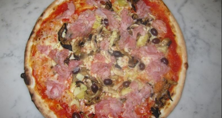 Pizza al prosciutto ed olive