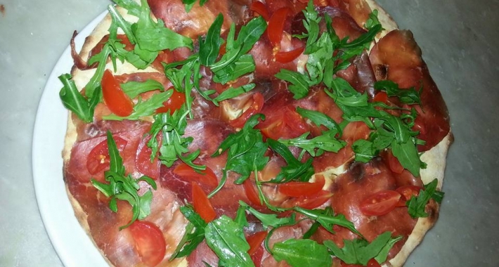 Pizza con bresaola e rucola