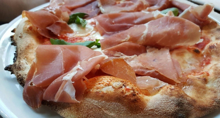 Pizza con prosciutto crudo