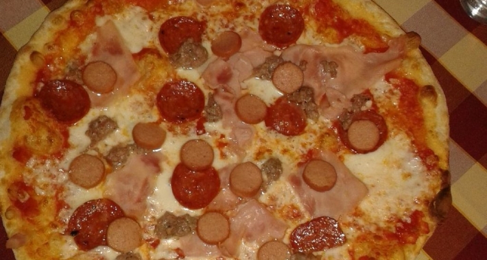 Pizza con salsiccia e pomodorin