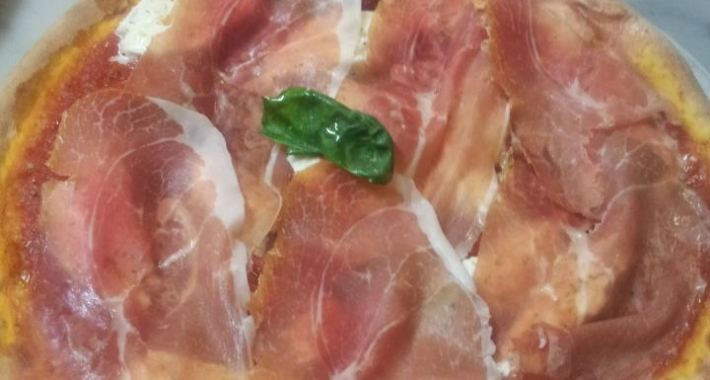 Pizza con prosciutto crudo